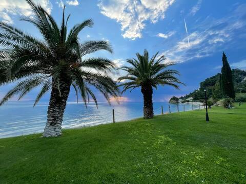 Seafront Family Apartment Ellie Скала-Фуркас Экстерьер фото